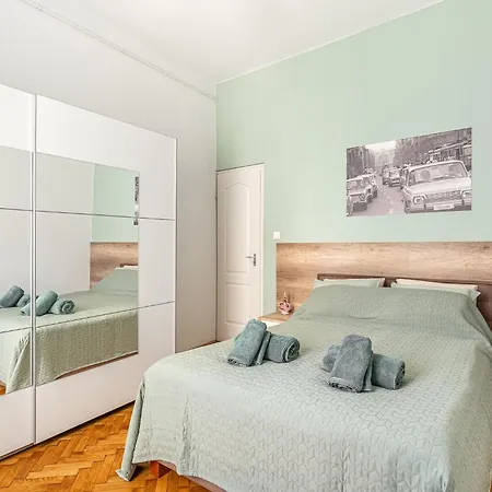 Next To New York Palace Center Apartment, 2bedrooms,2ac,metro 1 Min Apartament Budapeszt